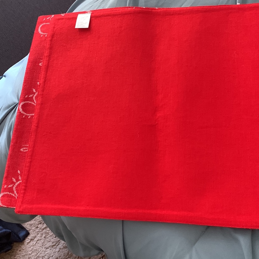 HEART TABLE RUNNER - Picture 2 of 3